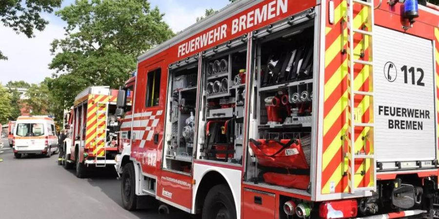 Einsatzkräfte der Feuerwehr am Unglücksort in Bremen-Huchting. Foto: Carmen Jaspersen