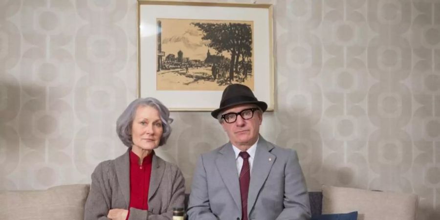 Die Schauspieler Hedi Kriegeskotte und Jörg Schüttauf in den Rollen von Margot und Erich Honecker. Foto: Frank Rumpenhorst