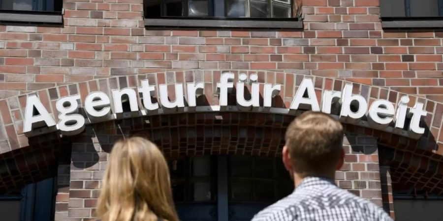 Vor der Agentur für Arbeit in Kiel