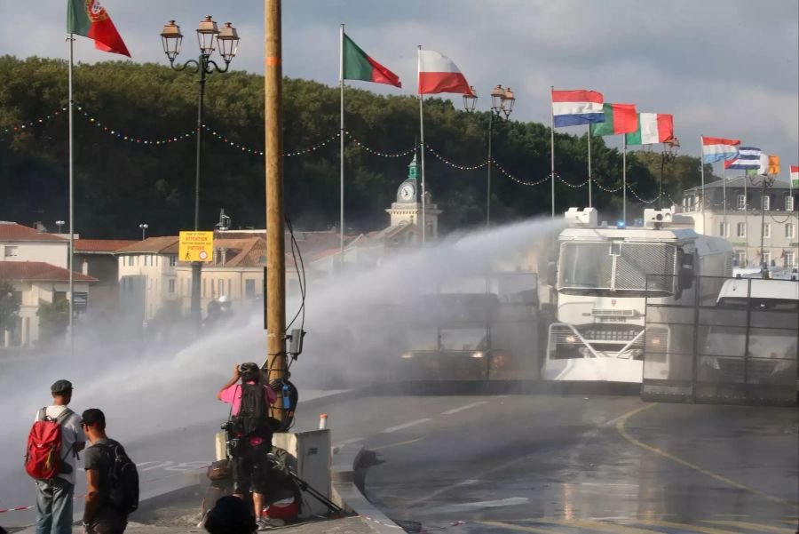 Die Polizei setzt Wasserwerfer gegen Demonstranten ein.