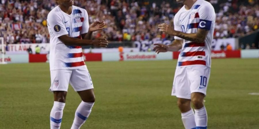 Weston McKennie (l) aus den USA bejubelt sein Tor zum 1:0 mit Christian Pulisic. Foto: Matt Slocum/AP