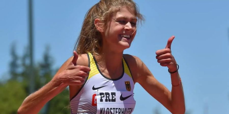 Konstanze Klosterhalfen zeigt beide Daumen nach oben. Sie hat ihren eigenen deutschen 3000-Meter-Rekord verbessert. Foto: Graham Glendinning/SOPA Images via ZUMA Wire