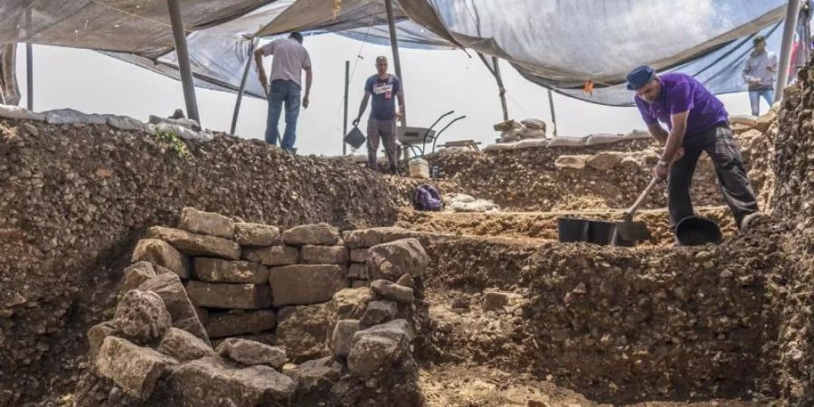 Israelische Archäologen graben die Überreste einer rund 9000 Jahre alten Siedlung westlich von Jerusalem aus. Foto: Yaniv Berman/Israelische Altertumsbehörde