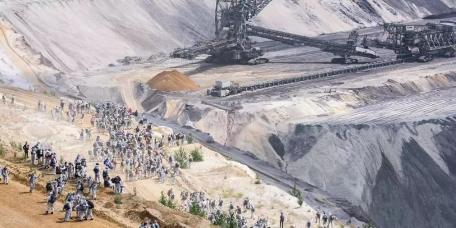 Eine Aktivisten-Gruppe hatte sich am Vormittag mit rund 1600 Leuten Richtung Jackerath im Süden des Tagebaus aufgemacht. Einige von ihnen gelangten in den Tagebau Garzweiler. Foto: Marcel Kusch