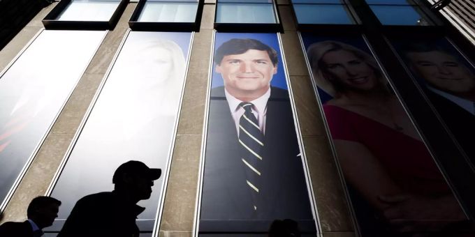 Ein Bild des Moderators Trucker Carlson am Studio von Fox News in New York. Hat er Donald Trump überzeugt? Trucker Carlson