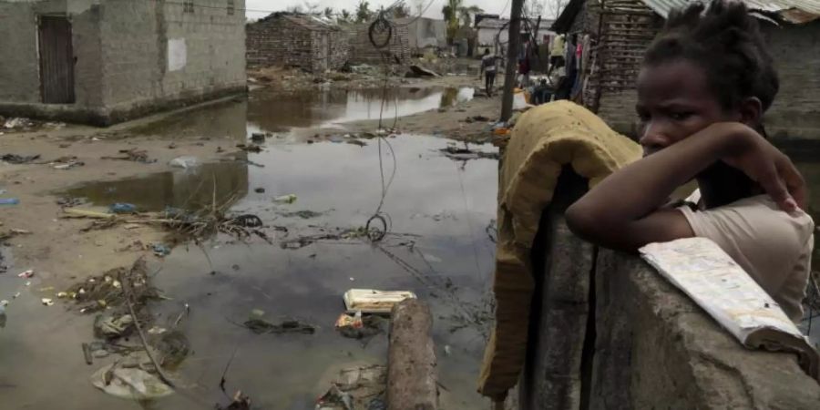 Nach dem verheerenden Zyklon «Idai»: Eine überaschwemmte Strasse in Beira in Mosambik. Foto: Themba Hadebe/AP