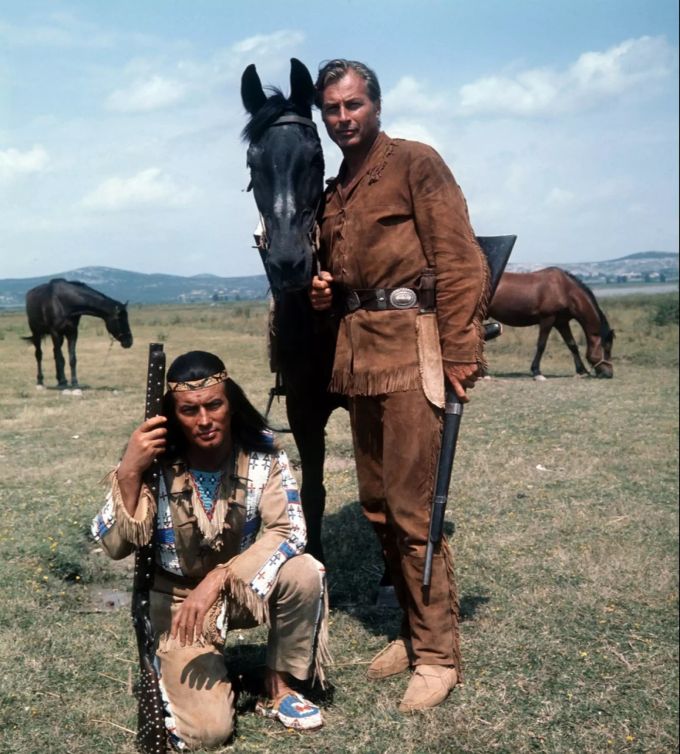 Pierre Brice als Winnteou und Lex Barker als Old Shatterhand in einer Szene der Karl-May-Verfilmung «Winnetou und Old Shatterhand im Tal der Toten». winnetou