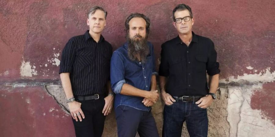 Sam Beam (M), John Convertino (r) und Joey Burns haben «Years to Burn» in wenigen Tagen in Nashville eingespielt. Foto: Piper Ferguson/CitySlang