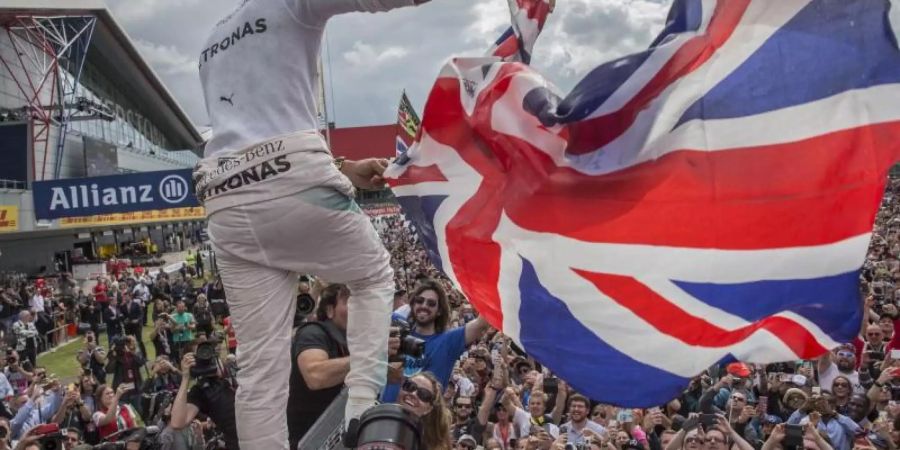 Heimsieg: Lewis Hamilton wird nach seinem Erfolg 2018 in Silverstone von den Fans gefeiert. Foto: Valdrin Xhemaj/EPA