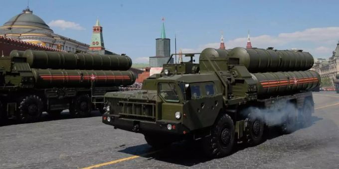 Ein russisches Flugabwehrsystem S-400 fährt während einer Militärparade auf dem Roten Platz. Foto: Yuri Kochetkov/EPA/Archiv Berg-Karabach