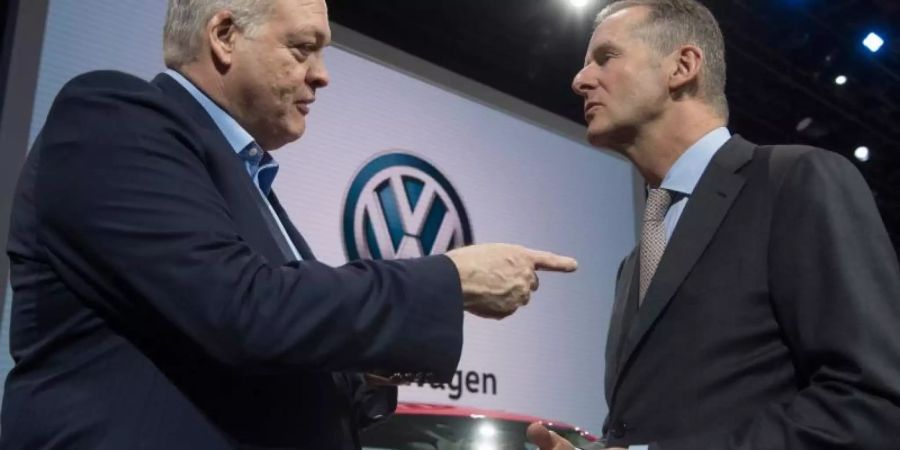 Jim Hackett (l), Vorstandsvorsitzender von Ford, und Herbert Diess, Vorstandsvorsitzender von VW, bei der Detroit Motor Show im Januar. Foto: Boris Roessler