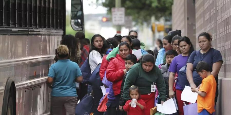 Migranten mit Kindern vor einer texanischen Haftanstalt. Foto: Bob Owen/The San Antonio Express-News/AP