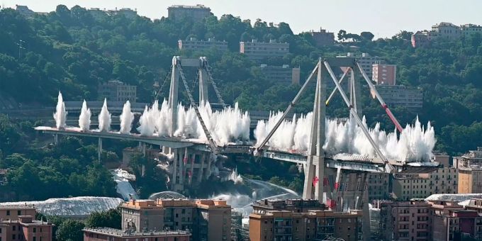 Eine Staubwolke steigt auf, während die restlichen Pfeiler der Morandi-Brücke in einer geplanten Explosion gesprengt werden. (Archivbild) brücke genua
