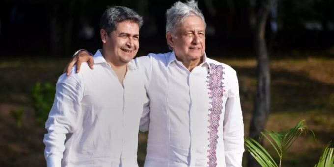 Hernández und López Obrador nach der Unterzeichnung der Vereinbarung Hernández und López Obrador nach der Unterzeichnung der Vereinbarung