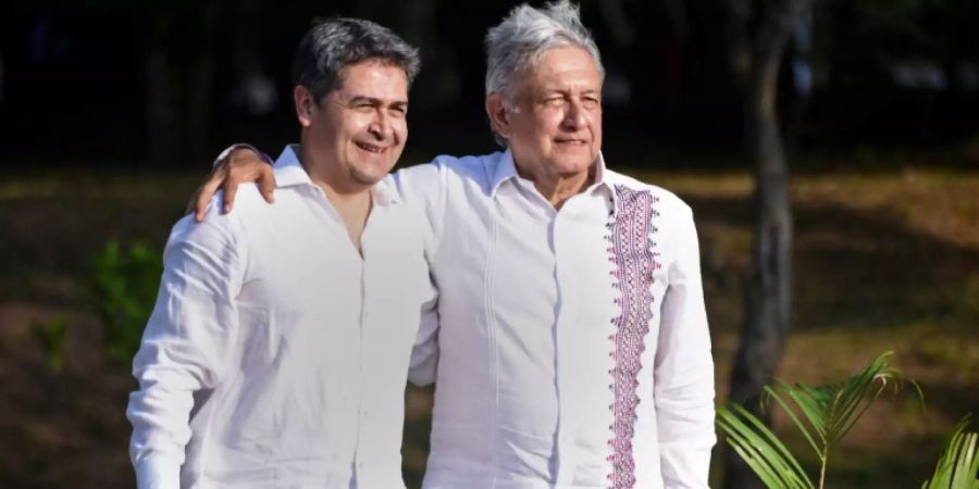 Hernández und López Obrador nach der Unterzeichnung der Vereinbarung