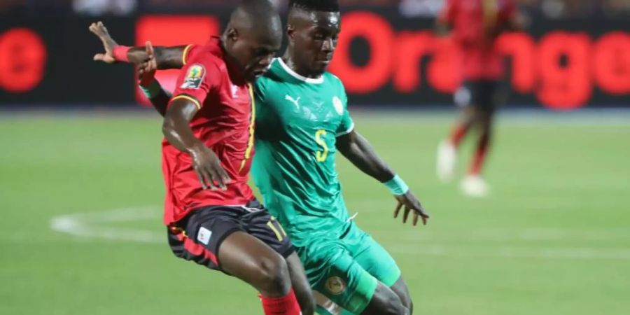 Wechselt vom FC Everton zu Paris Saint-Germain: Idrissa Gueye (r) in Aktion beim Afrika-Cup. Foto: Gehad Hamdy