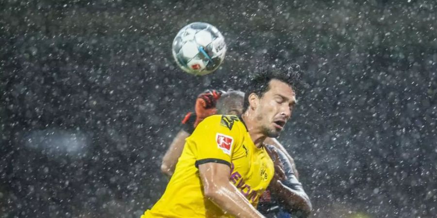 Wegen sintflutartiger Regenfälle wurde das Testspiel zwischen Borussia Dortmund und Udinese Calcio abgebrochen. Foto: David Inderlied