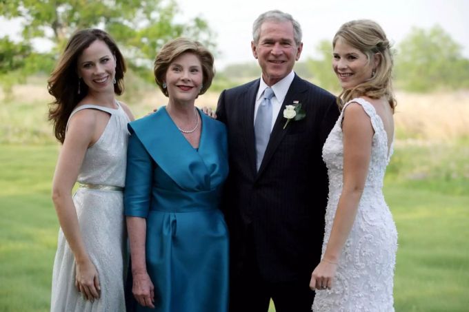 Ex-Präsident Bush und seine Frau Laura haben zwei Töchter: Barbara (rechts) und Jenna. Hier 2008 an der Hochzeit von Letzterer. prinz harry