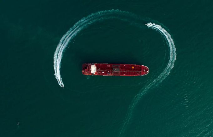 Ein Tanker wird in der Strasse von Hormus umkreist. Hormus