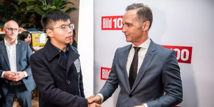 Hongkong-Aktivist Wong (l.) mit Bundesaussenminister Maas