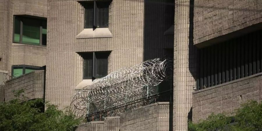 Stacheldraht am Metropolitan Correctional Center in Lower Manhattan. Foto: Emily Michot/TNS via ZUMA Wire