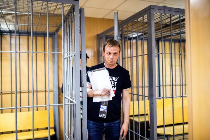 Iwan Golunow, Investigativ-Journalist, kommt aus einer Zelle in einem Gerichtssaal. Investigativ-Journalisten