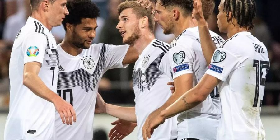 Die deutschen Spieler feiern Timo Werner (M) nach seinem Treffer zum 7:0. Foto: Marius Becker