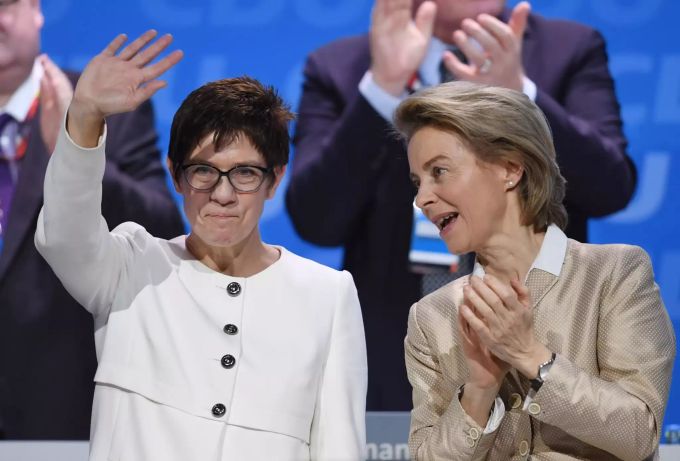 Ursula von der Leyen (rechts) applaudiert Annegret Kramp-Karrenbauer nach ihrer Rede beim 30. Parteitag der Christlich Demokratischen Union Deutschlands (CDU). CDU-Chefin Annegret Kramp-Karrenbauer wird überraschend neue Verteidigungsministerin als Nachfolgerin von von der Leyen Ursula von der Leyen