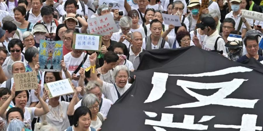 Tausende ältere Menschen demonstrieren in Hongkong