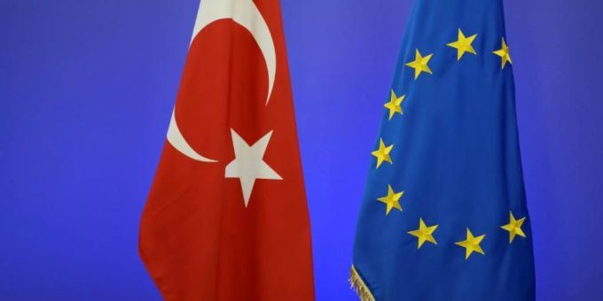 Flaggen der Türkei und der EU Flaggen der Türkei und der EU