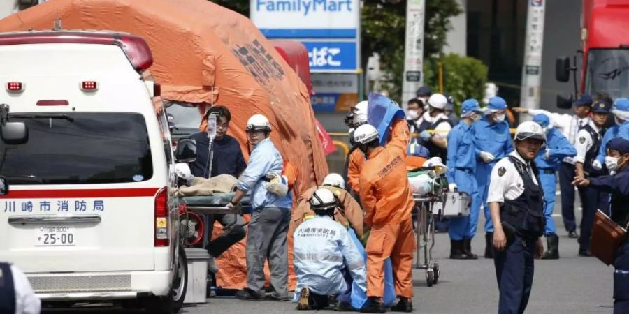 Rettungskräfte am Tatort in Tokio. Foto: Kyodo News/AP