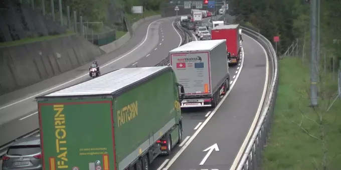 Stau Vor Gotthard Tunnel In Richtung Suden