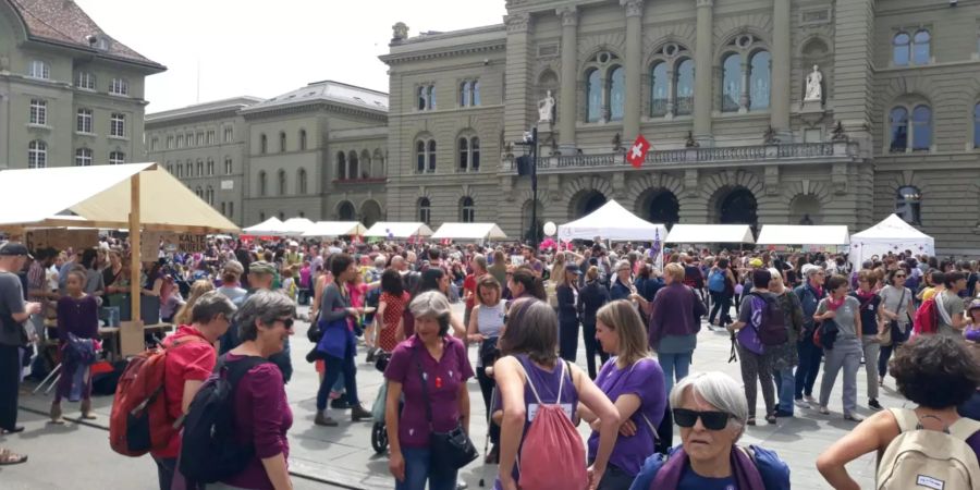 Frauenstreik mobilisiert bereits Hunderte vor Bundeshaus