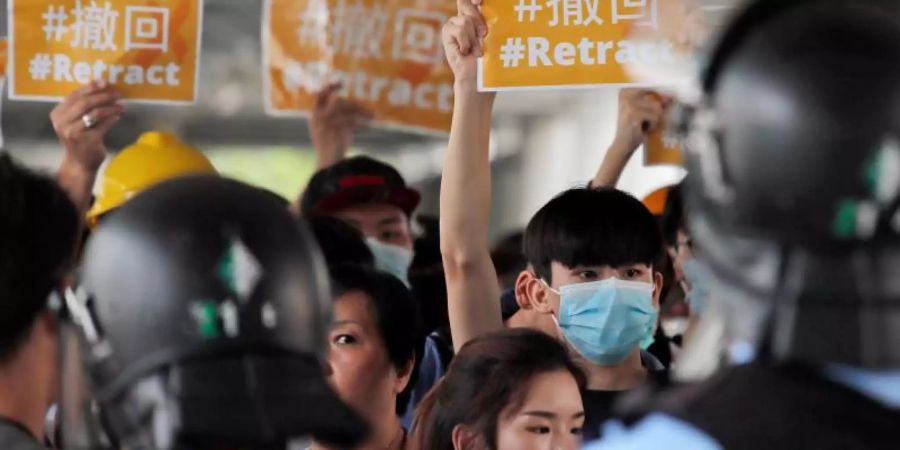 Polizeibeamte umzingeln Demonstranten: Die Situation in Hongkong bleibt angespannt. Foto: Kin Cheung/AP