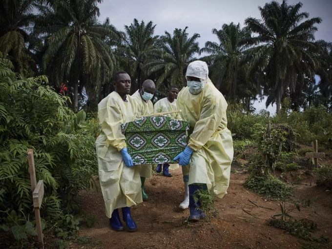 Das Gesundheitspersonal trägt den Sarg eines Ebola-Opfers im Kongo. Ebola