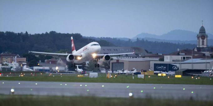 Ein Flugzeug des Typs Airbus A320-214 der Swiss auf dem Flughafen Zürich. flugzeug