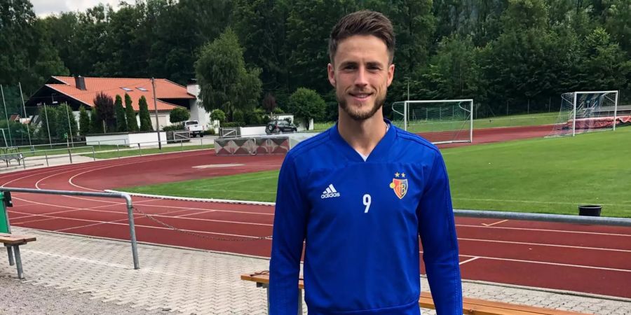 Stürmer Ricky van Wolfswinkel posiert für ein Foto.