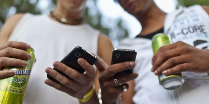 Online-Shopping funktioniert auch nach dem vierten Bier. Online Shopping Bier Smartphone