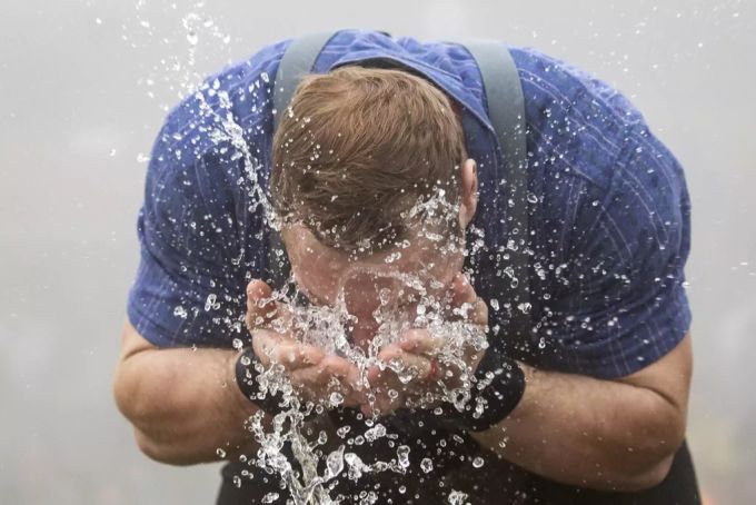 Bergfestsieger Joel Wicki erfrischt sich mit Wasser beim Stoos Schwinget am Montag, 10. Juni 2019, auf dem Stoos. Joel Wicki