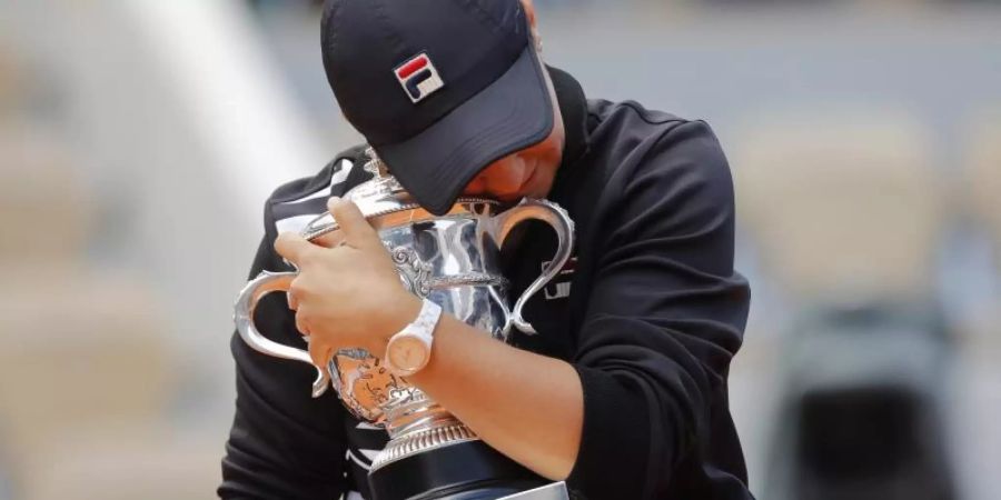 Ashleigh Barty umarmt ihren ersten Grand-Slam-Pokal. Foto: Michel Euler/AP