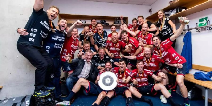 Die Flensburger jubeln in der Kabine über die gewonnene Meisterschaft. Foto: Benjamin Nolte