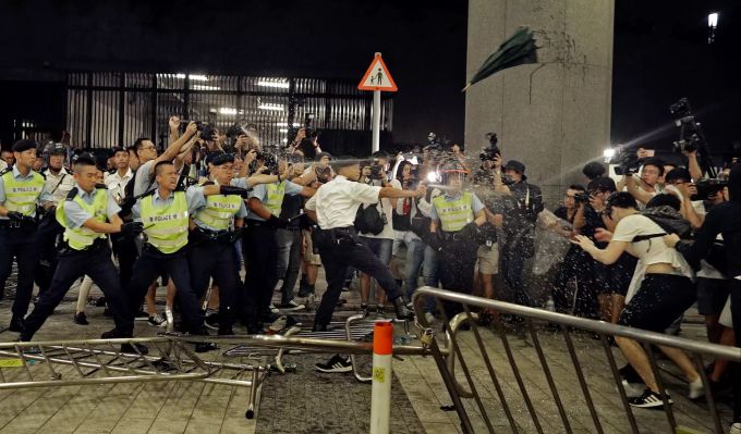 Polizisten sprühen Pfefferspray auf Demonstranten, die an einem Protest gegen das von der Regierung geplante Auslieferungsgesetz teilnehmen. hongkong