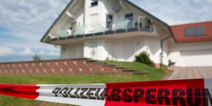 Absperrband vor dem Haus des verstorbenen Kasseler Regierungspräsidenten Walter Lübcke (CDU). walter lübcke haus ermordet
