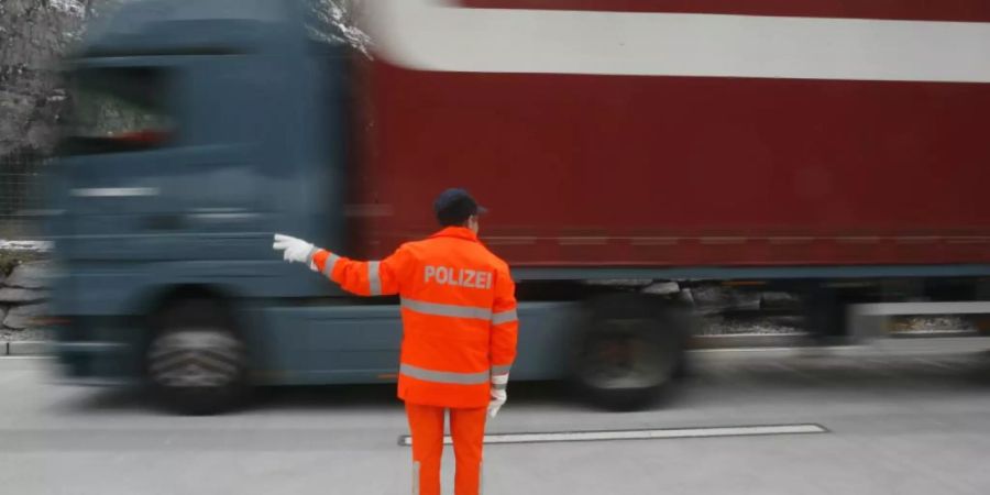 Geht es nach dem Nationalrat, soll es künftig möglich sein, den Führerausweis nach Kategorie zu entziehen. Damit würde der Berufschauffeur unter Umständen weiterhin Lastwagen fahren können, wenn er mit dem Auto oder dem Motorrad zu schnell fuhr. (Symbolbild)