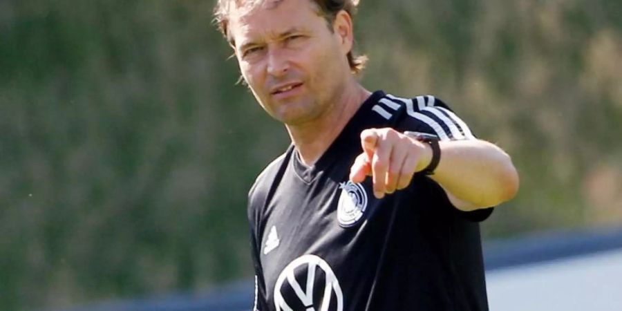 Gibt in zwei EM-Qualifikationspielen die Richtung vor: Löw-Assistent Marcus Sorg. Foto: Roland Weihrauch