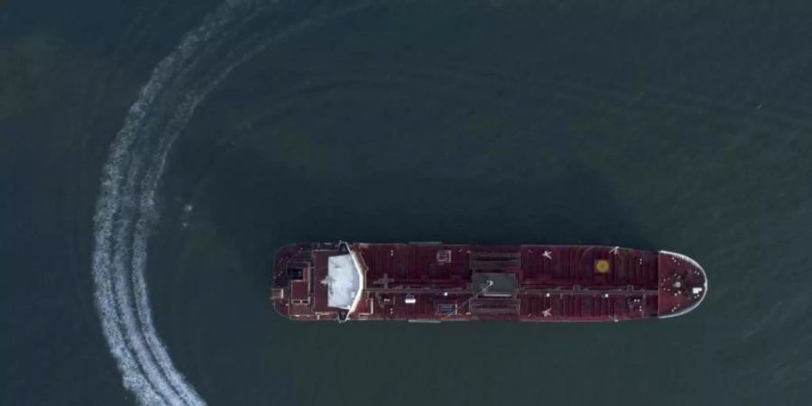 Ein Schnellboot der iranischen Revolutionsgarden nähert sich dem Öltanker «Stena Impero». Foto: Morteza Akhoondi/Tasnim News Agency/AP