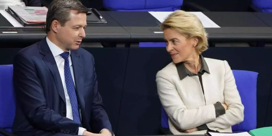 Thomas Silberhorn, Parlamentarischer Staatssekretär im Bundesverteidigungsministerium, und Ursula von der Leyen (CDU), ehemalige Bundesverteidigungsministerin. Foto: Jörg Carstensen