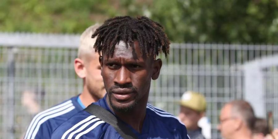 Bakery Jatta kommt zum HSV-Training auf den Platz. Foto: Christian Charisius