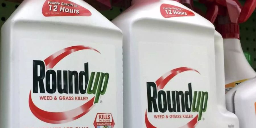 Behälter mit Roundup, einem Unkrautvernichter von Monsanto, stehen in einem Regal in einem Baumarkt. Foto: Reed Saxon/AP/dpa