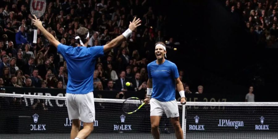 16. Doppel-Sieg am Laver Cup mit Rafael Nadal 2017 – Fans der beiden Tennis-Erzrivalen auf der ganzen Welt haben dem Ereignis entgegengefiebert: Roger Federer und Rafael Nadal treten am Laver Cup 2019 in Prag erstmals zusammen im Doppel an. Die beiden Superstars setzen sich knapp mit 6:4, 1:6 und 10:5 gegen Jack Sock und John Isner durch. «Das Spiel war einfach unglaublich», sagt Nadal nach der Partie. Und Federer meint: «Ich könnte mich daran gewöhnen, stets auf der gleichen Seite wie Rafa zu spielen.»